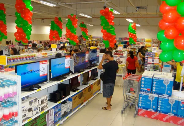 Vendas no comércio recuam 1% em junho, diz IBGE