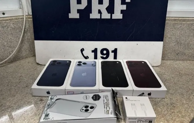 PRF apreende iPhones sem documentação fiscal em ônibus interestadual na BR-116, em Vitória da Conquista