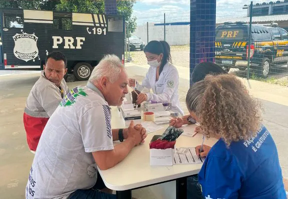 PRF realiza Comando de Saúde com foco no bem-estar de caminhoneiros
