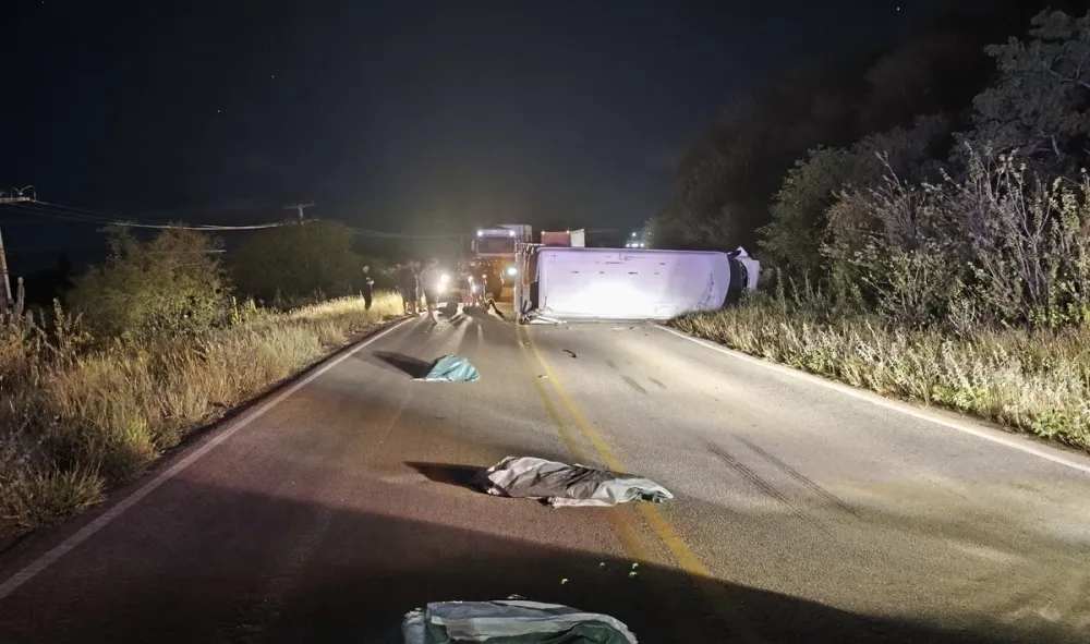 Acidente com furgão deixa vítima ferida na BA-152 em Livramento de Nossa Senhora