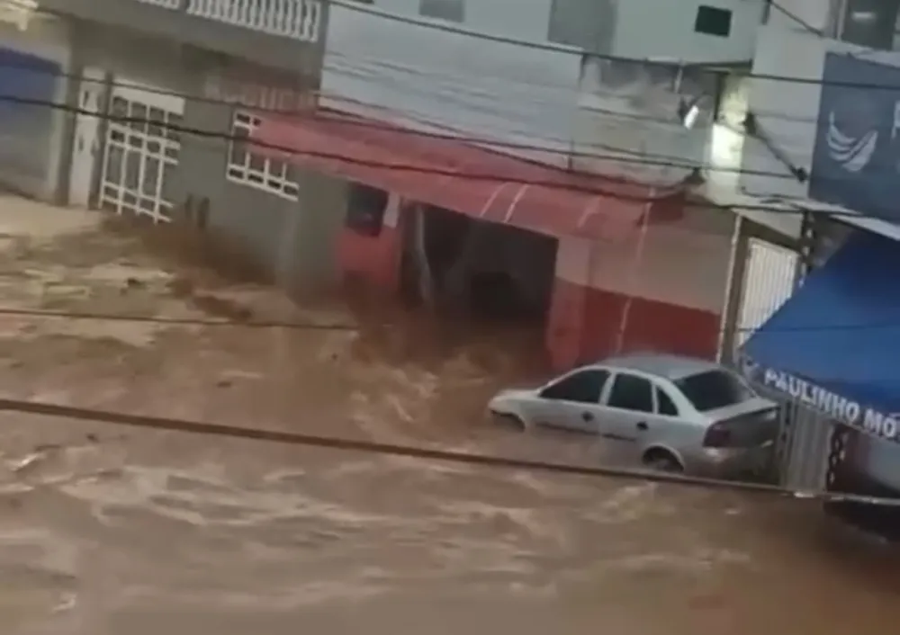 Temporal provoca alagamentos, arrasta veículos e causa estragos em Macaúbas, na Bahia