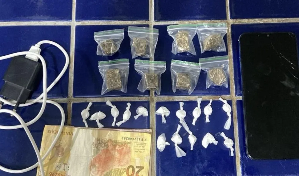 Polícia Militar apreende drogas e detém jovem no Bairro Dr. Juracy, em Brumado