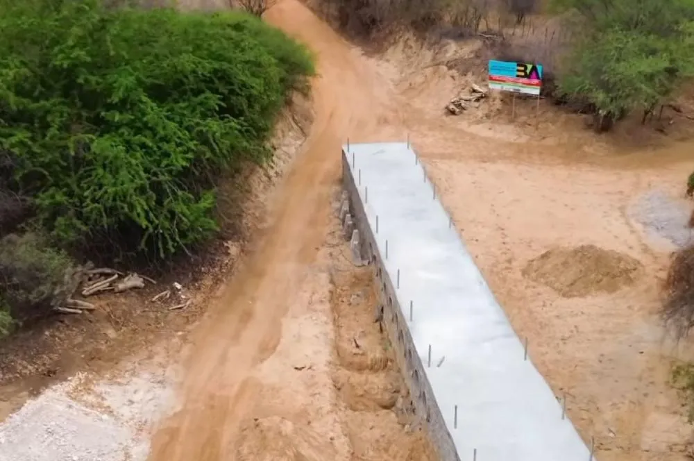 Deputado Vitor Bonfim celebra avanço das obras na passagem de pedra no Espinheiro, em Brumado