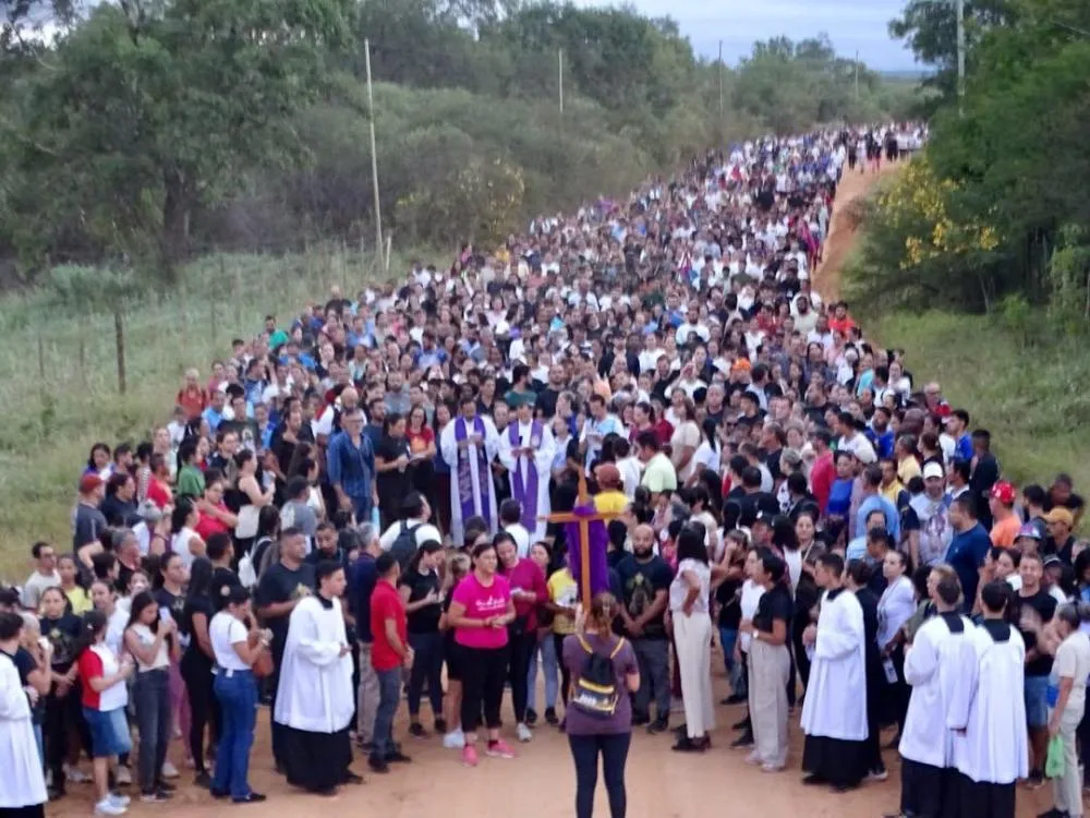Fiéis percorrem 10 km em caminhada penitencial e Via Sacra em Brumado
