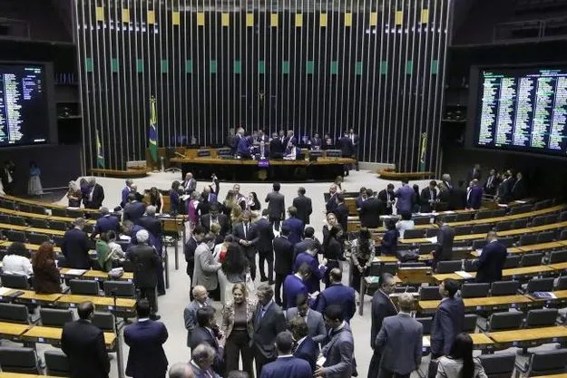 Câmara aprova projeto que aumenta gradualmente para 20 dias a licença-paternidade