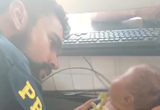 PRF salva bebê engasgado em Feira de Santana 