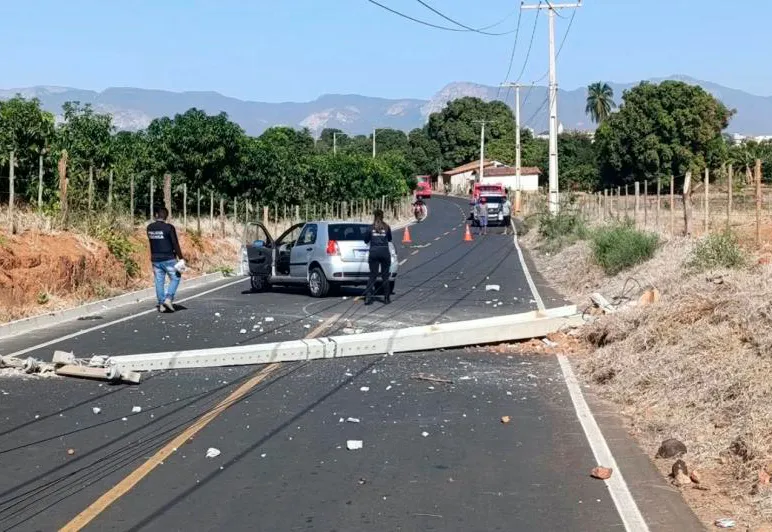 Mulher morre após carro bater contra poste na estrada de acesso à Barrinha, em Livramento de Nossa Senhora