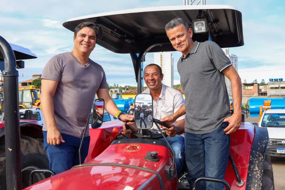 Vitor Bonfim entrega tratores a cinco municípios durante lançamento do Plano Safra 2025/2026 na Bahia