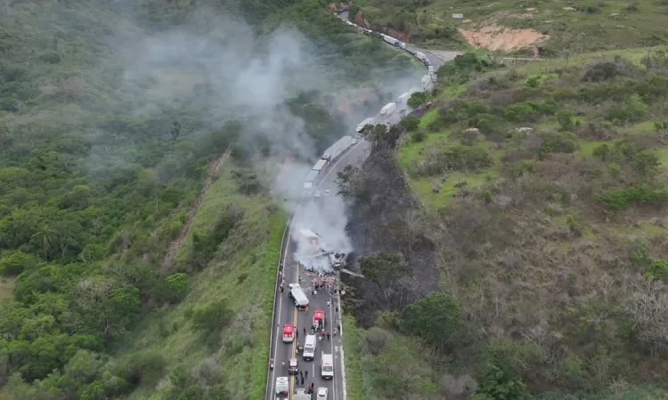 Acidente seguido de incêndio provoca congestionamento na BR-116, na Serra do Mutum