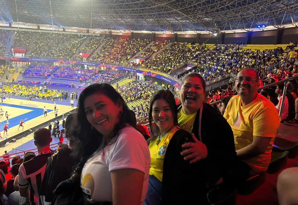 Brumadenses assistem jogo entre Brasil e Estados Unidos na Liga das Nações de Vôlei Feminino