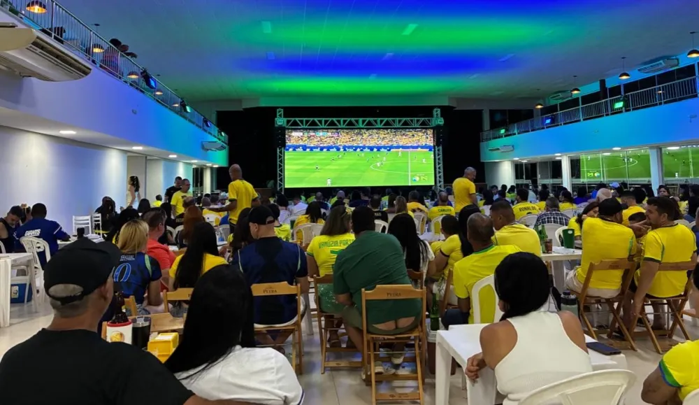 Com telão e estrutura especial, Clube Social de Brumado reúne associados para acompanhar vitória do Brasil sobre o Haiti