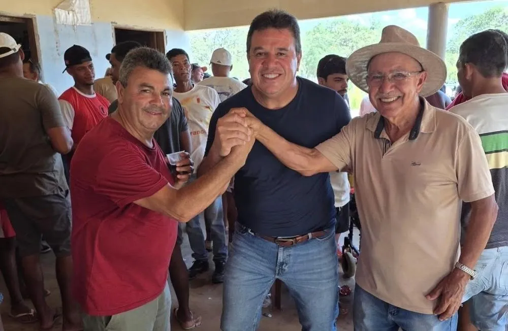 Marquinho Viana participa da entrega de material esportivo em povoados de Barra da Estiva