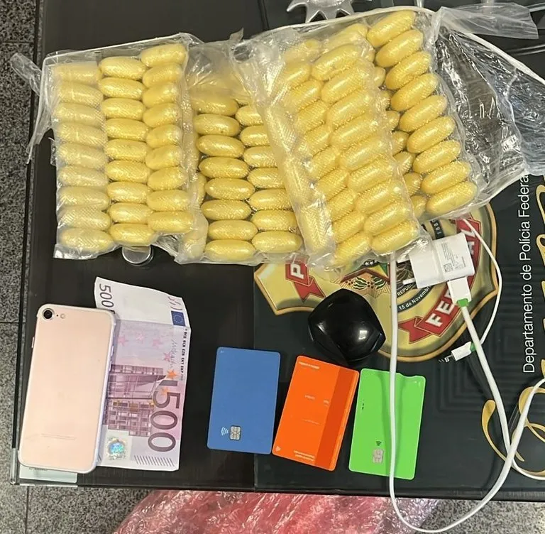 Polícia Federal prende duas pessoas por tráfico internacional de drogas no Aeroporto de Salvador