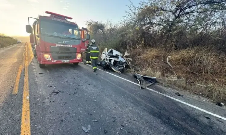Acidente entre Saveiro e ônibus deixa um morto e uma mulher ferida no sudoeste da Bahia