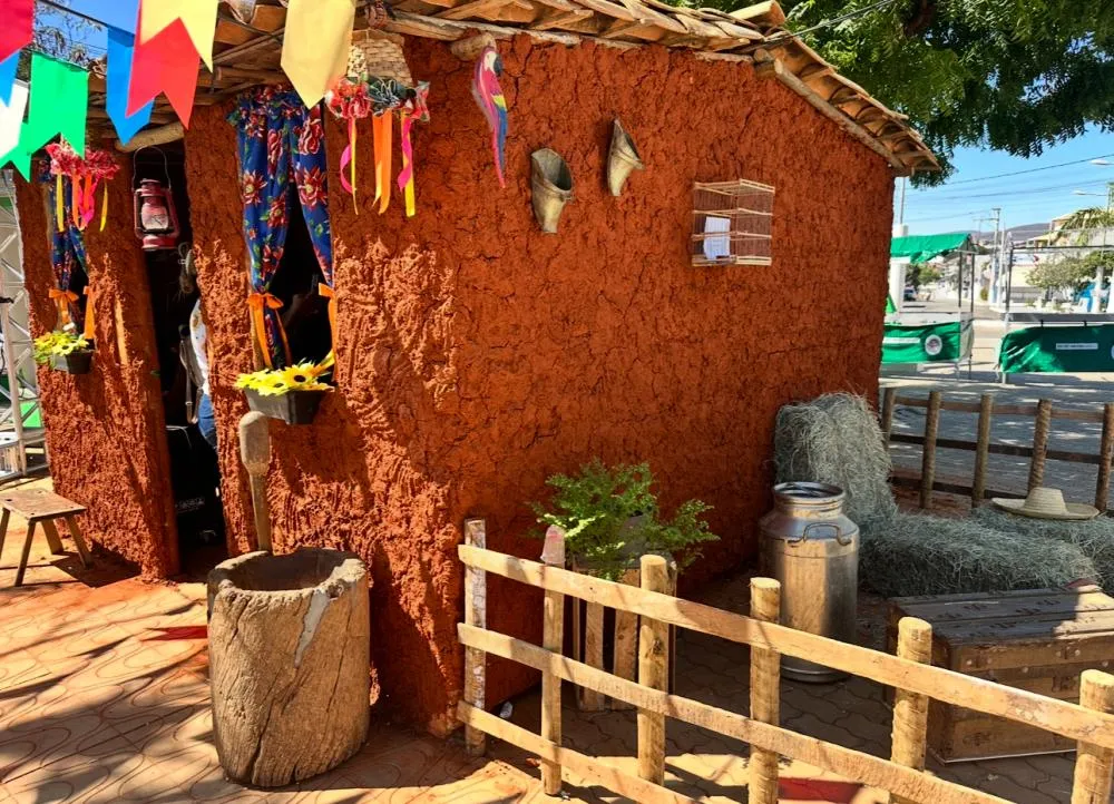 Casa de taipa encanta visitantes no Arraial Kids em Brumado