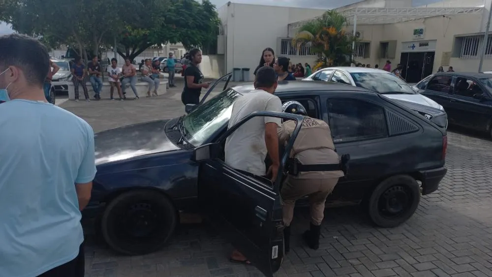 Polícia Rodoviária presta socorro a mulher desacordada na BA-263 em Vitória da Conquista