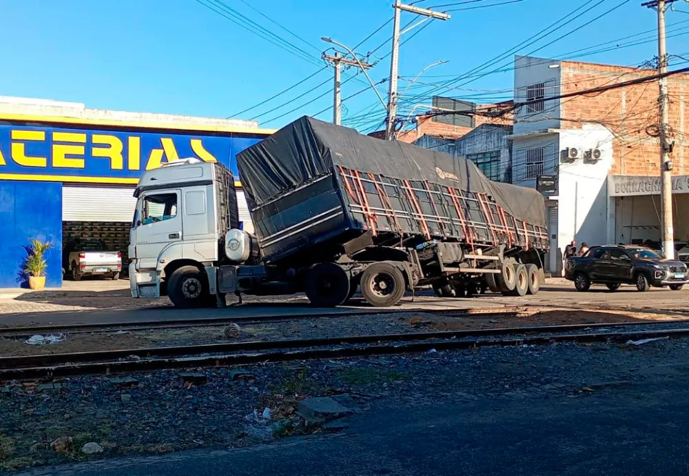 Manobra de carreta provoca susto e deixa veículo preso próximo à linha férrea em Brumado