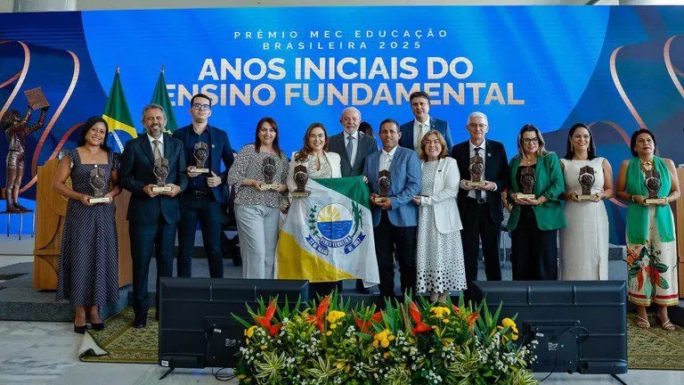 'A educação é a única solução para resolver os problemas do país', diz Lula em entrega do Prêmio MEC