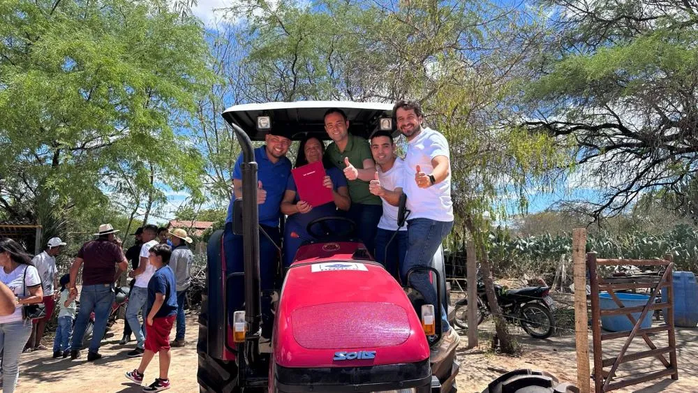 Prefeitura de Brumado entrega trator e implementos agrícolas à comunidade do Lagedão