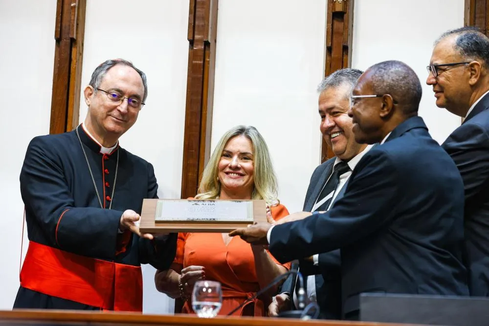 Presidente Ivana Bastos entrega título de Cidadão Baiano ao Arcebispo Primaz do Brasil