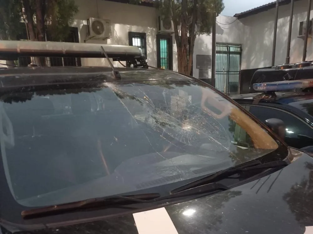 Homem é preso após arremessar pedra contra viatura em frente à delegacia de Brumado