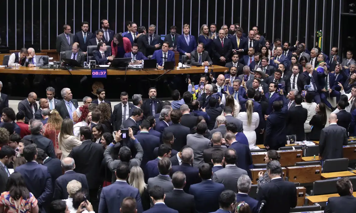 Câmara dos Deputados aprova urgência para projeto de anistia