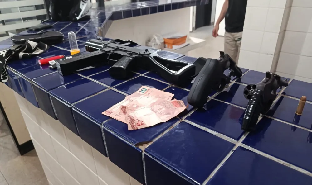Vídeo: PM apreende dois revólveres, simulacro de submetralhadora e 98 pedras de crack em Brumado