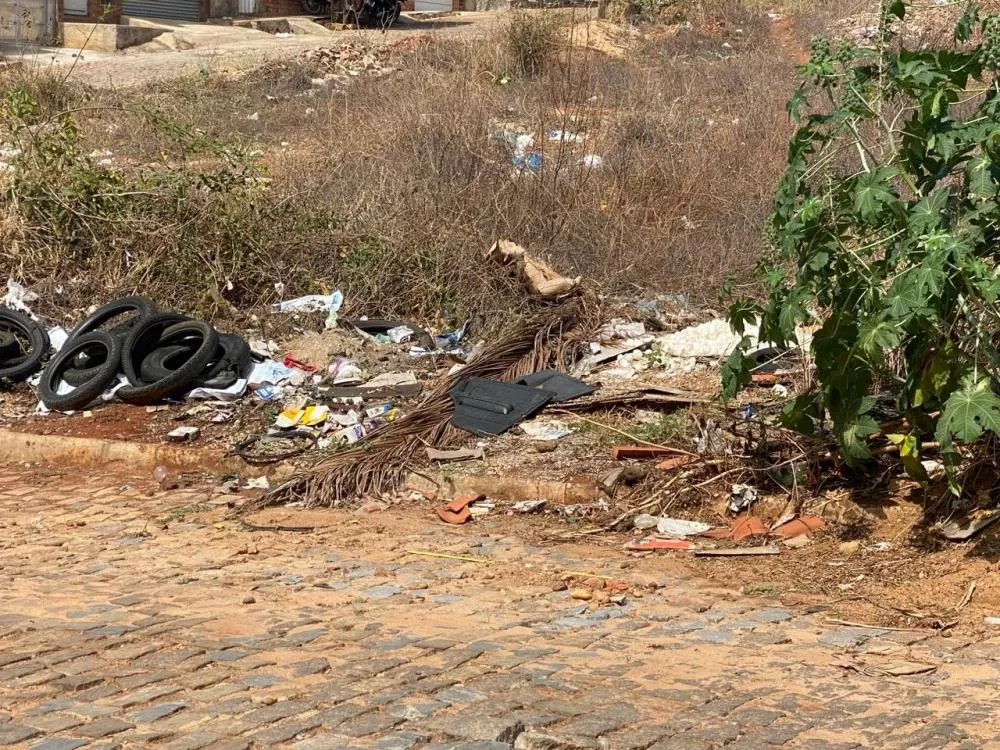 Brumado: Acúmulo de lixo e entulho na Rua São Jorge, Bairro Olhos D'água, preocupa oradores