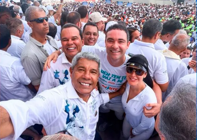Fabrício Abrantes e a primeira-dama Abiara marcam presença na tradicional Lavagem do Bonfim em Salvador