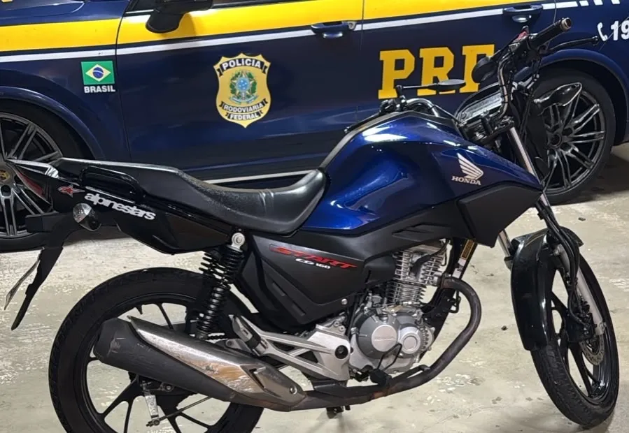 PRF recupera motocicleta furtada e com sinal identificador adulterado na BR-116, em Vitória da Conquista
