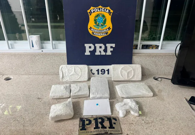 PRF apreende quase 5 kg de cocaína escondidos em ônibus na BR-116, em Vitória da Conquista