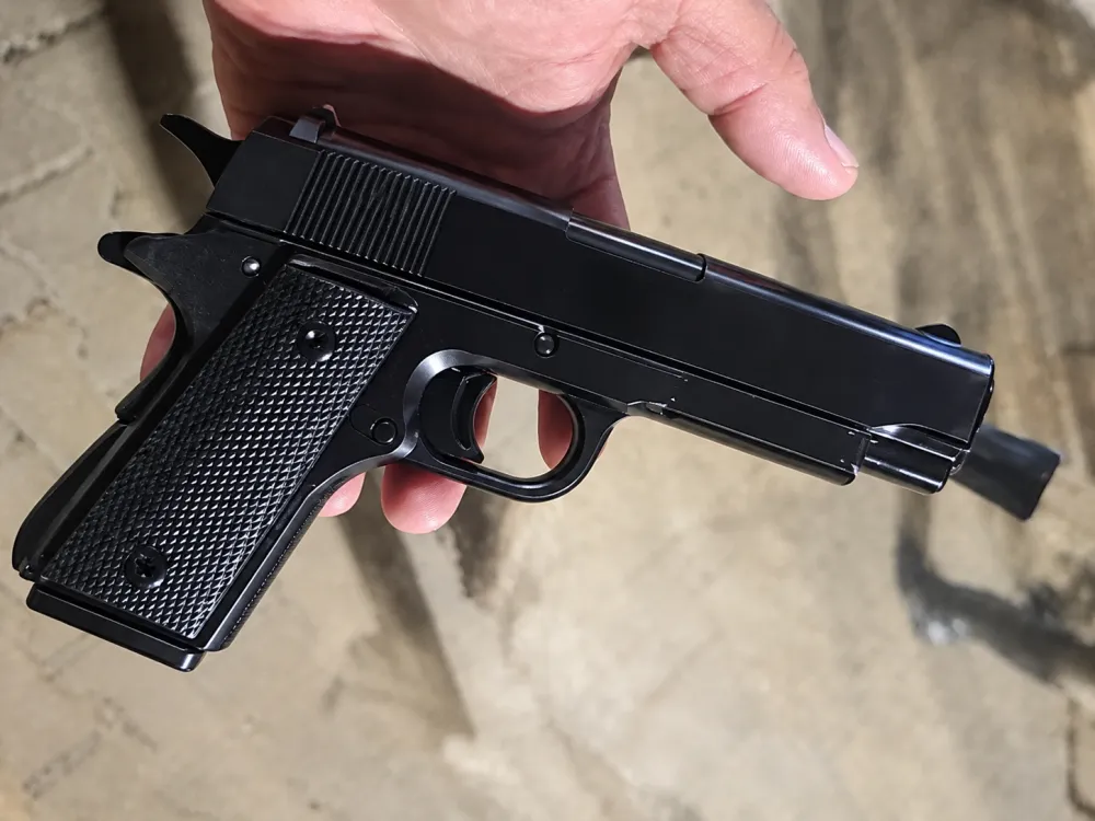 PM apreende simulacro de arma de fogo com adolescente de 13 anos em praça de Guanambi