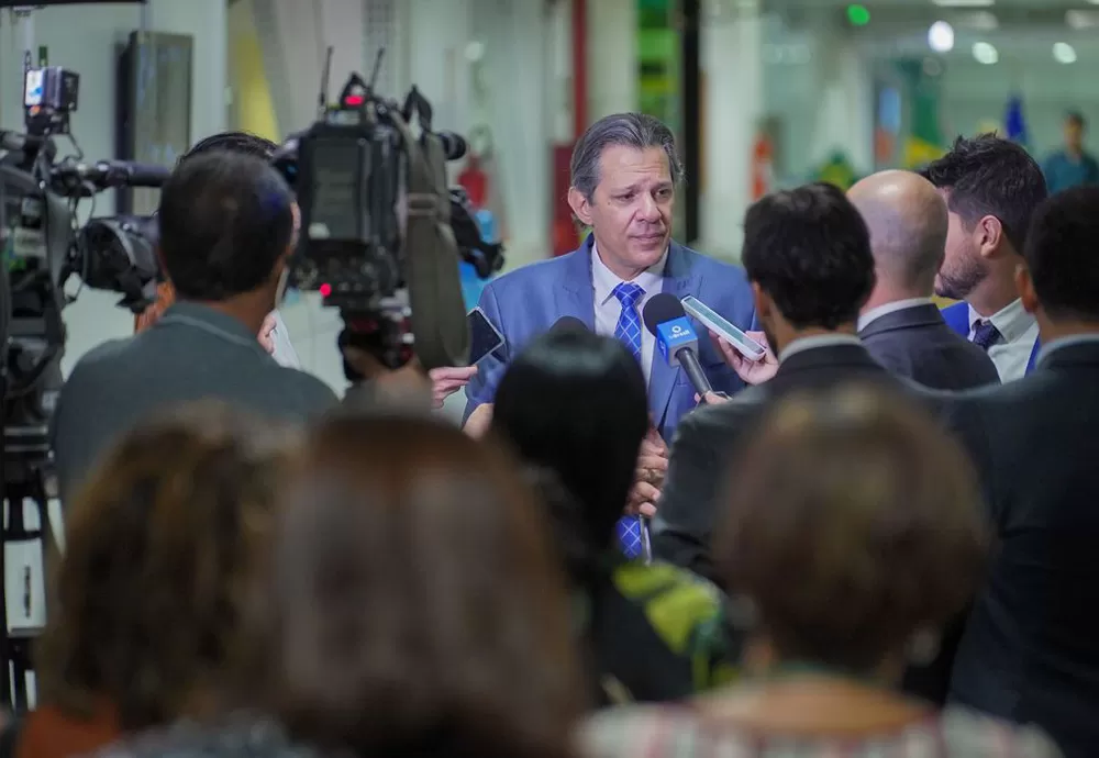 Taxa de juros do cartão de crédito vai 'cair muito', diz Haddad