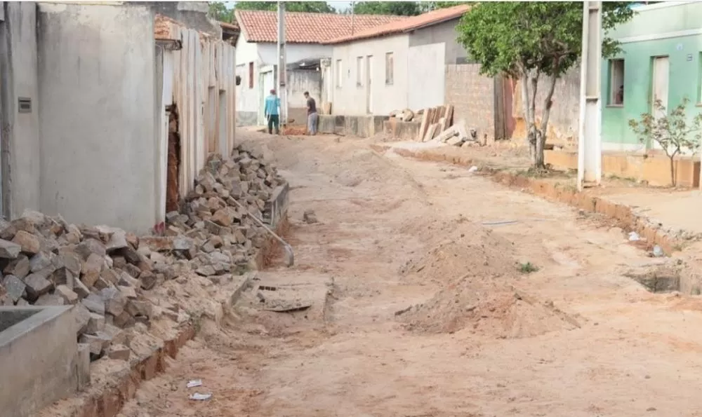 Prefeitura de Brumado realiza obra de realocação de calçamento no Bairro São Felix