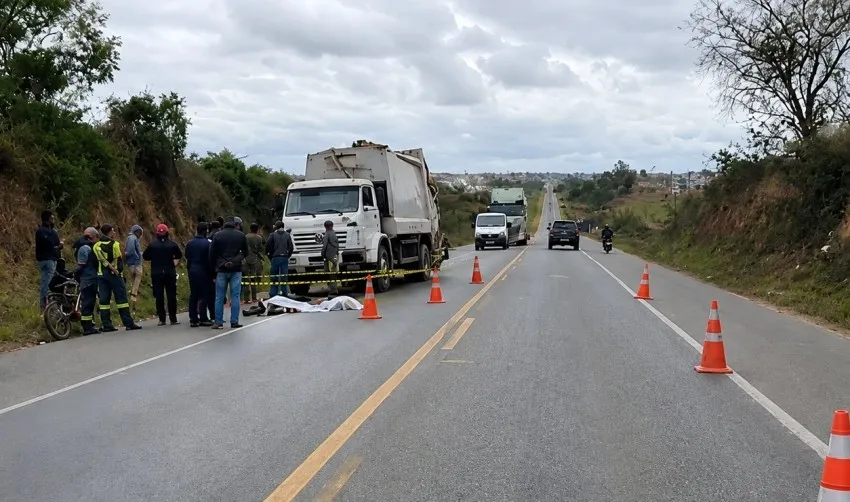 Ciclista morre após ser atingido por caminhão na BR-116, em Vitória da Conquista
