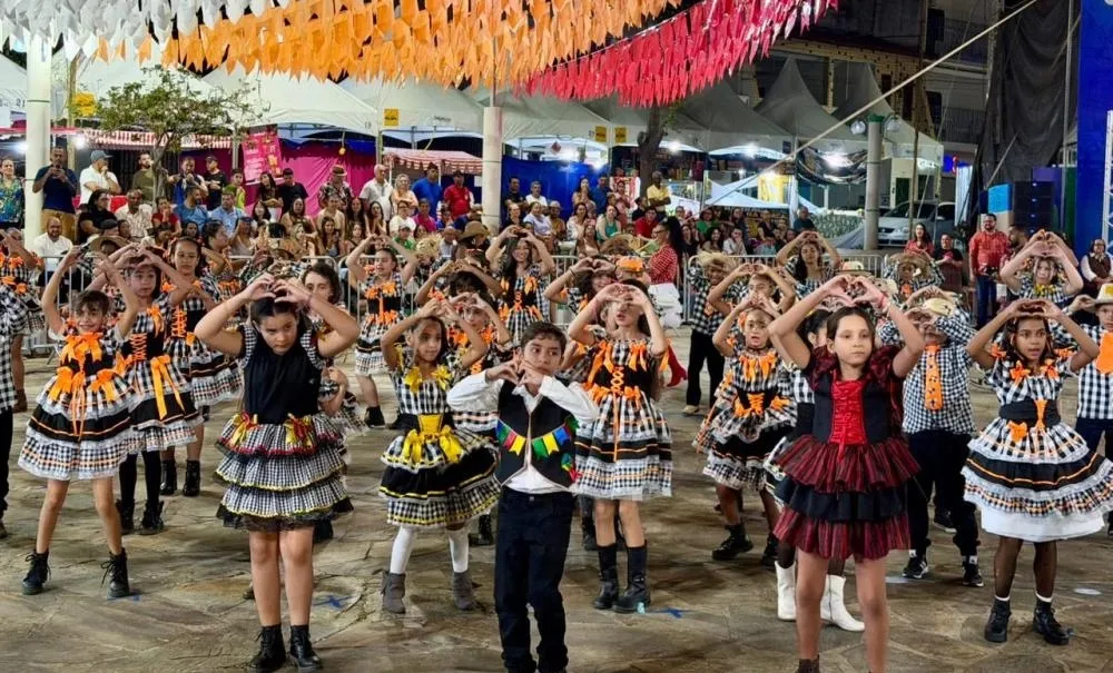 Apresentações juninas encantam público na Praça Coronel Zeca Leite e programação segue até sexta-feira