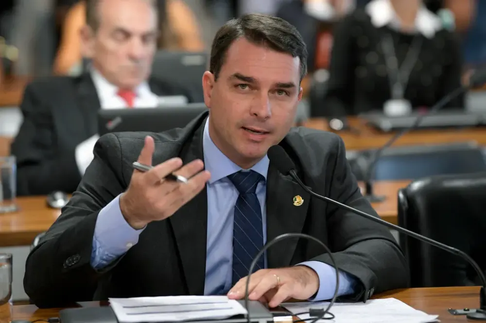 Flávio confirma encontro com Vorcaro após banqueiro ter sido preso