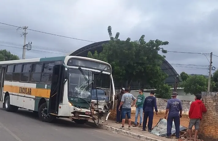 Ônibus desgovernado atinge muro do Hospital Magalhães Neto em Brumado