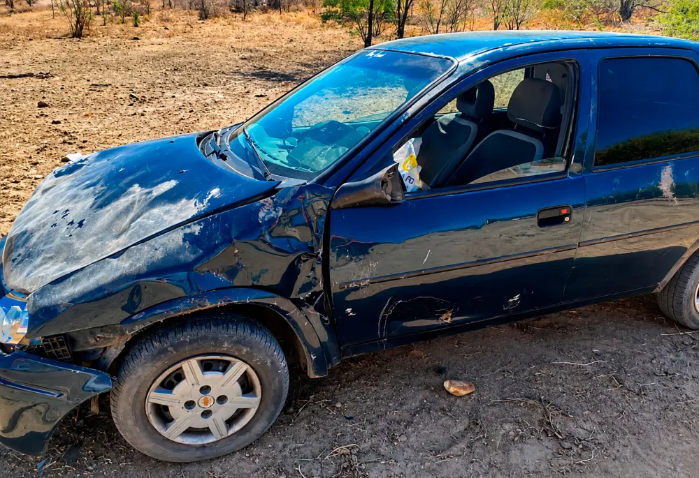 1. Carro sai da pista e deixa duas pessoas feridas na zona rural de Guanambi