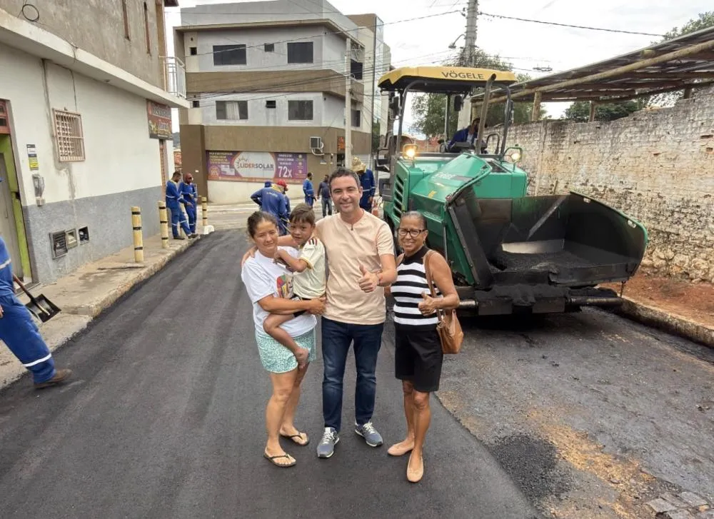 Prefeito Fabrício Abrantes acompanha asfaltamento da Rua Ana Lídia Cardoso
