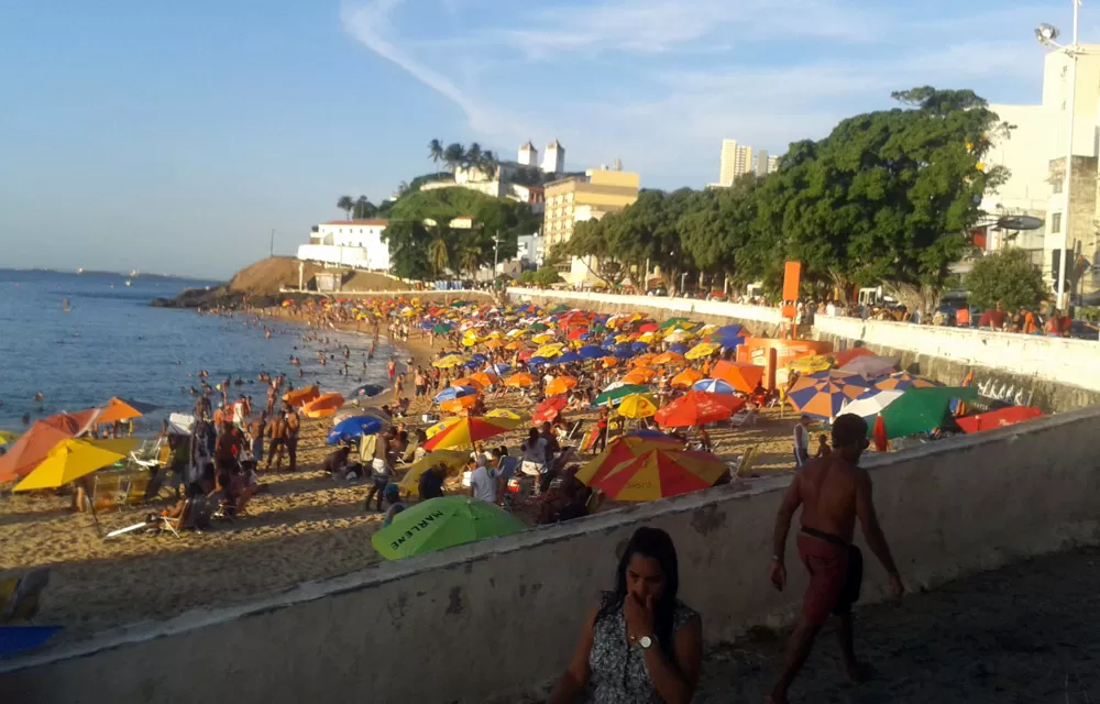 Bahia espera receber mais de seis milhões de turistas durante o verão e investe em receptivo