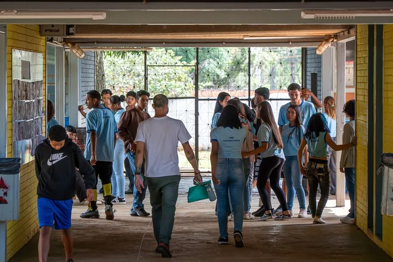 Após dois anos de Pé-de-Meia, abandono escolar na BA cai 50%