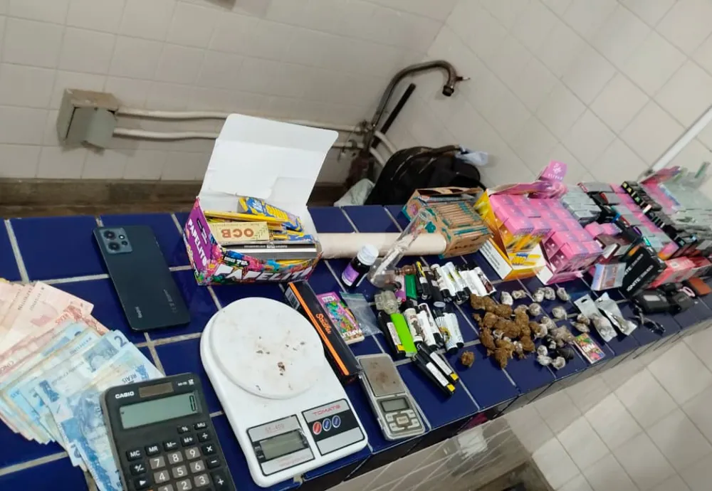 PM apreende drogas, cigarros eletrônicos e mais de R$ 1 mil durante ação em Brumado