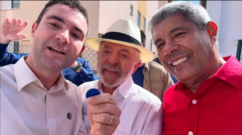 Prefeito de Brumado, Fabrício Abrantes, recebe das mãos do presidente Lula e do governador Jerônimo a liberação de 200 casas do Minha Casa, Minha Vida