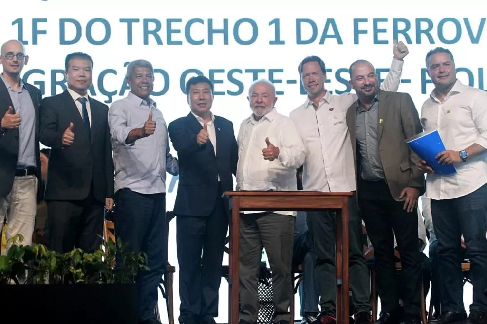 Ao lado de Lula, Jerônimo acompanha início de obras de novo trecho da Ferrovia de Integração Oeste-Leste