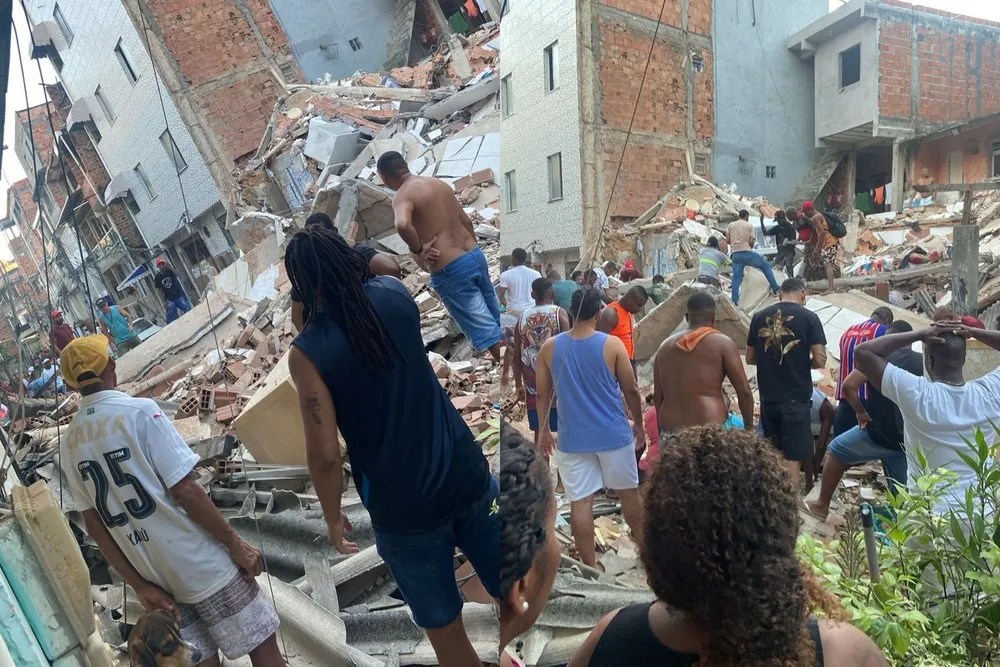 Desabamento de prédio deixa dois mortos e um desaparecido em Salvador