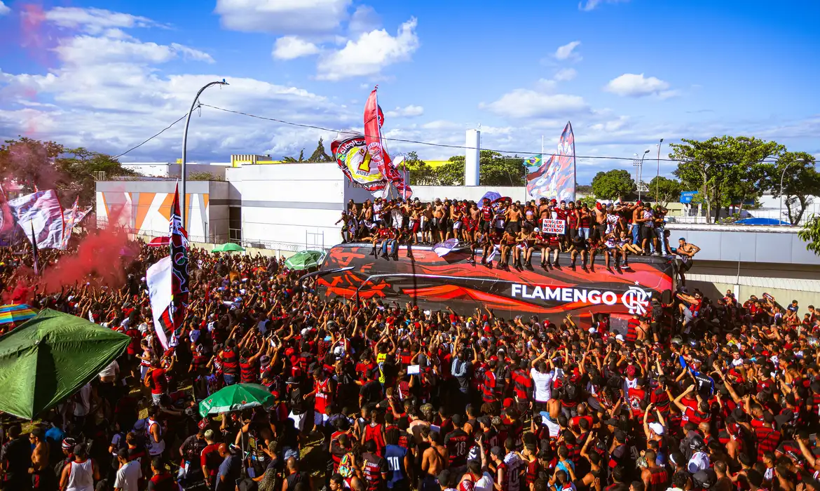 Flamengo embarca para final da Libertadores com festa da torcida