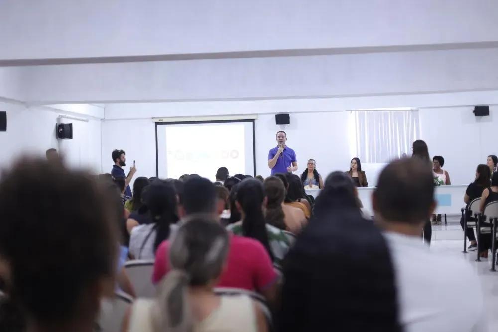 Prefeitura de Brumado dá posse a 223 monitores aprovados em processo seletivo para reforçar a educação municipal