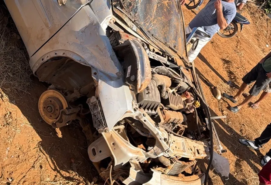 Motorista perde controle de Corsa e capota na BA-148, em Brumado
