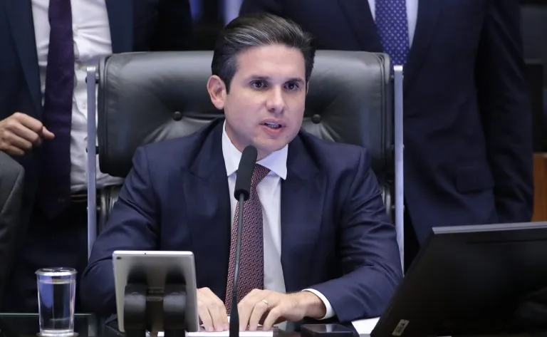 Hugo Motta nega indicação de Eduardo Bolsonaro como líder da Minoria